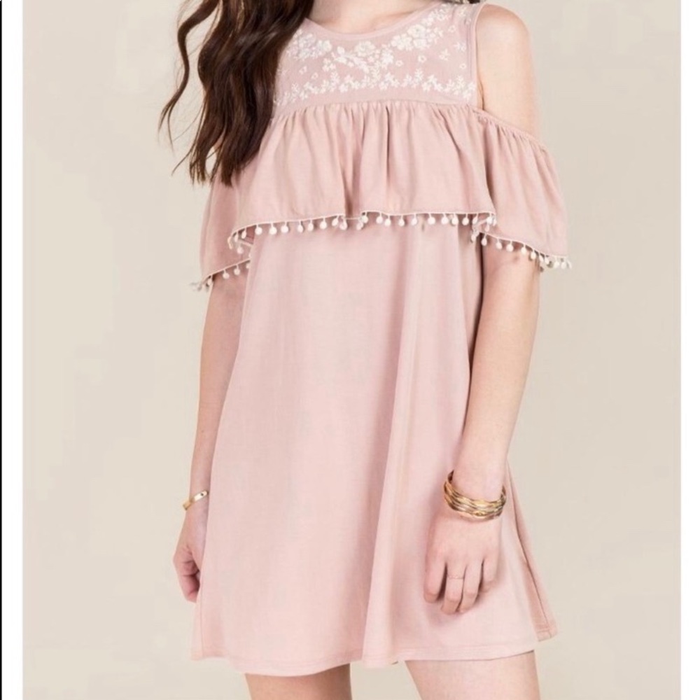 Alya Joella embroidery Color blush cold shoulder dress sz Medium